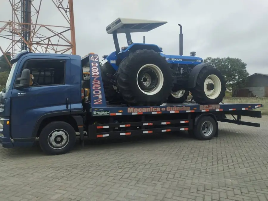 Guincho transportando trator New Holland em Palmeira / Campos Gerais